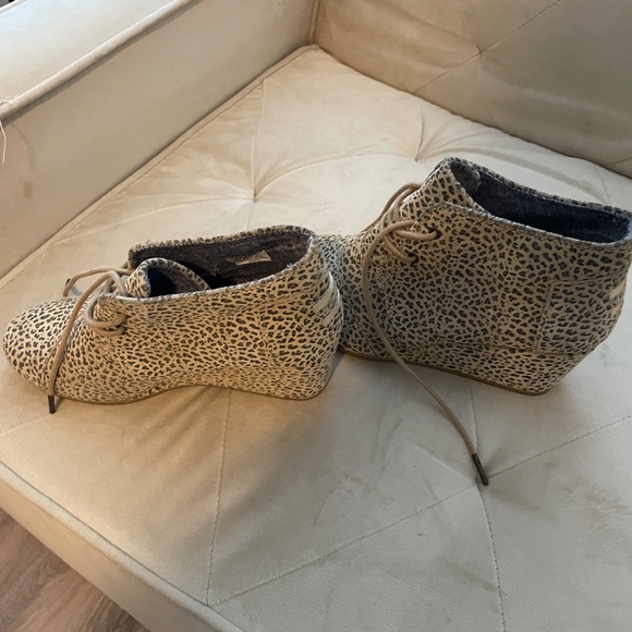 Tom’s Leopard Print Wedge - Picture 4 of 5